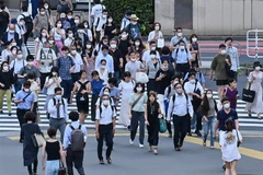Người dân di chuyển trên phố ở Tokyo, Nhật Bản. (Ảnh: AFP/TTXVN) 
