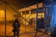 Khi vụ việc xảy ra, nhiều tù nhân cũng tranh thủ cơ hội để tìm cách trốn khỏi nơi giam giữ và đến nay đã có 80 đối tượng bị bắt trở lại. (Nguồn: metroecuador.com.ec) 