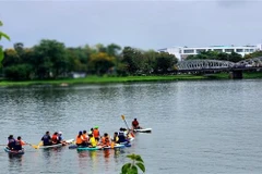 Du khách tham gia trải nghiệm chèo sup trên sông Hương. (Ảnh: Tường Vi/TTXVN)