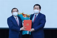Ông Nguyễn Trọng Nghĩa, Bí thư Trung ương Đảng, Trưởng Ban Tuyên giáo Trung ương trao Quyết định Phó Trưởng Ban Tuyên giáo Trung ương cho ông Lại Xuân Môn. (Ảnh: Phương Hoa/TTXVN) 