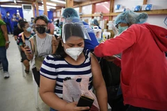 Tiêm vaccine ngừa COVID-19 cho người dân tại Manila, Philippines. (Ảnh: AFP/TTXVN) 