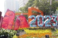 Gia đình linh vật Quý Mão được tạo hình ngộ nghĩnh tại Đường hoa Nguyễn Huệ Tết Quý Mão 2023. (Ảnh: Mỹ Phương/TTXVN)