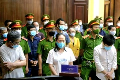 Các bị cáo hầu tòa ngày 18/4. (Ảnh: Thành Chung/TTXVN) 