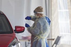 Nhân viên y tế lây mẫu xét nghiệm COVID-19 tại bệnh viện ở Toronto, Canada, ngày 9/4/2020. (Nguồn: THX/TTXVN) 