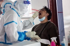 Nhân viên y tế lấy mẫu dịch xét nghiệm COVID-19 cho người dân tại Hong Kong, Trung Quốc ngày 19/7/2020. (Nguồn: AFP/TTXVN) 