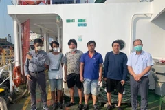 Đại diện Đại sứ quán Việt Nam tại Thái Lan (ngoài cùng, bên phải) thăm lãnh sự, hỗ trợ nhu yếu phẩm cho 4 thuyền viên tàu Huy Hoàng. (Ảnh: TTXVN phát) 