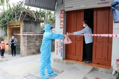 Cung cấp thịt lợn cho người dân khu vực cách ly. (Ảnh: Hoàng Ngọc/TTXVN) 