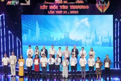 Ban Tổ chức tri ân các đơn vị, tổ chức, doanh nghiệp, cá nhân tích cực ủng hộ Quỹ “Vì người nghèo.” (Ảnh: Thu Hương/TTXVN)