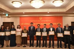 Đại sứ Việt Nam tại Nhật Bản Phạm Quang Hiệu trao tặng giấy khen cho các tập thể, cá nhân có thành tích xuất sắc trong hoạt động cộng đồng tại Nhật Bản năm 2023. (Ảnh: Nguyễn Tuyến/TTXVN)