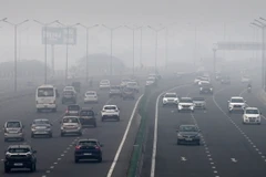 Khói mù ô nhiễm bao phủ dày đặc tại New Delhi, Ấn Độ. (Ảnh: AFP/TTXVN)