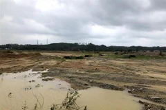 Cảnh nhếch nhác tại Dự án kè chống sạt lở kết hợp đường cứu hộ, cứu nạn di dân tái định cư neo đậu tàu thuyền-Đập Cà Ninh phục vụ Khu kinh tế Dung Quất. (Ảnh: Lê Ngọc Phước/TTXVN) 