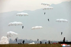 Diễn tập huấn luyện đổ bộ từ trên không của các đơn vị Không quân và Phòng không Triều Tiên ngày 18/11/2019. (Nguồn: YONHAP/TTXVN) 