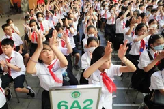 Học sinh trường trung học cơ sở Ngô Sĩ Liên, quận Hoàn Kiếm (Hà Nội) nô nức trong lễ khai giảng năm học mới 2022-2023. (Ảnh minh họa: Thanh Tùng/TTXVN)