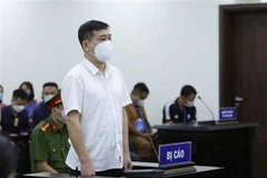 Bị cáo Phùng Anh Lê khai báo trước tòa. (Ảnh: An Đăng/TTXVN) 