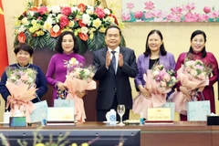 Chủ tịch Quốc hội Trần Thanh Mẫn tặng hoa các đại biểu tại buổi gặp mặt. (Ảnh: Thống Nhất/TTXVN)