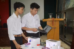 Học sinh Đào Thái Bình Dương và Nguyễn Quang Huy hoàn thiện sáng kiến. (Ảnh: Thùy Dung/TTXVN) 