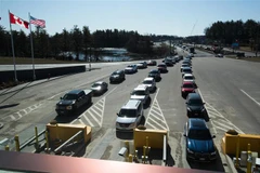 Các phương tiện xếp hàng dài tại Lansdowne, Ontario, sau khi biên giới Canada-Mỹ đóng cửa ngày 22/3/2020. (Nguồn: AFP/TTXVN) 