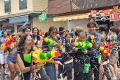 Người dân Thái Lan và du khách cùng hoà mình trong Lễ hội Songkran năm 2023. (Ảnh: Đỗ Sinh/TTXVN)