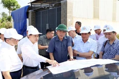 Đoàn công tác của Bộ Y tế khảo sát địa điểm dự kiến triển khai Dự án Bệnh viện Đa khoa vùng khu vực Tây Nguyên. (Ảnh: Hoài Thu/TTXVN)