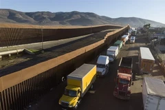 Xe chở hàng chờ qua cảng thương mại Otay Mesa ở San Diego, bang California (Mỹ) để vào Tijuana, bang Baja California, Mexico ngày 10/12/2019. (Nguồn: AFP/TTXVN) 