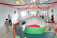 Cá Ông được người dân bảo quản tại Lăng Ông Nam Hải, ấp 2, thị trấn Gành Hào, huyện Đông Hải, tỉnh Bạc Liêu. (Ảnh: Chanh Đa/TTXVN)