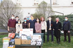 Trao tặng hỗ trợ cho Bệnh viên Đại học y Prague. (Ảnh: Hồng Kỳ/Vietnam+) 