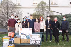 Trao tặng hỗ trợ cho Bệnh viên Đại học y Prague. (Ảnh: Hồng Kỳ/Vietnam+) 
