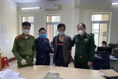 Đối tượng La Đức Thuận (sinh năm 1967, trú tại thị trấn Trùng Khánh, huyện Trùng Khánh, tỉnh Cao Bằng) bị bắt vì hành vi vận chuyển, mua bán trái phép chất ma túy. (Ảnh: TTXVN phát) 