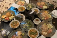 Bàn đồ ăn trong phòng nơi xảy ra vụ án mạng.