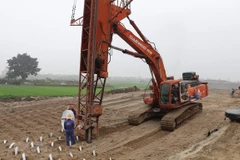 Nhà thầu thi công tại một đoạn trên tuyến cao tốc Bắc-Nam. (Ảnh: Đức Phương/TTXVN) 