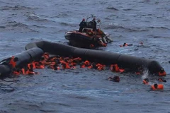 Người di cư và tị nạn được lực lượng cứu hộ Tây Ban Nha giải cứu ngoài khơi Libya ngày 11/11/2020. (Nguồn: DPA/TTXVN) 
