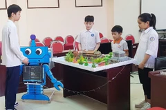 Nhóm tác giả bên mô hình robot - sản phẩm đoạt giải Nhất trong cuộc thi sáng tạo dành cho thanh thiếu niên, nhi đồng Thủ đô năm 2021. (Nguồn: nhipsonghanoi.hanoimoi.com.vn) 