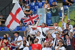 Cổ động viên Anh cổ vũ đội nhà trong trận đấu gặp tuyển Ukraine ở tứ kết EURO 2020 trên sân Stadio Olimpico ở Rome (Italy) ngày 3/7/2021. (Ảnh: AFP/TTXVN) 