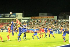 Pha tấn công của các cầu thủ Hồng Lĩnh Hà Tĩnh trước khung thành Becamex Bình Dương. (Ảnh: Phan Quân/TTXVN) 