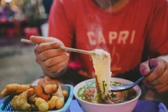 The Travel miêu tả món phở nổi tiếng nhờ nước dùng thơm ngon nóng hổi, sợi phở trắng dẻo, ăn cùng thịt bò hoặc thịt gà và các loại rau thơm. (Ảnh: Lê Minh Sơn/Vietnam+) 