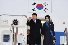 Tổng thống Hàn Quốc Yoon Suk-yeol và Đệ nhất phu nhân Kim Keon-hee tại sân bay ở Seongnam, Gyeonggi, ngày 21/1/2023, trở về sau chuyến thăm UAE và Thụy Sĩ. (Ảnh: YONHAP/TTXVN) 