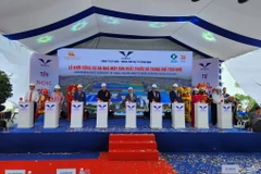 Các đại biểu bấm nút Khởi công Nhà máy sản xuất thuốc vô trùng thể tích nhỏ nằm trong khu công nghiệp Nhơn Hội. (Ảnh: Sỹ Thắng/TTXVN)
