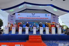 Các đại biểu bấm nút Khởi công Nhà máy sản xuất thuốc vô trùng thể tích nhỏ nằm trong khu công nghiệp Nhơn Hội. (Ảnh: Sỹ Thắng/TTXVN)