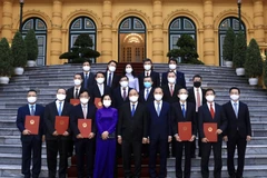 Chủ tịch nước Nguyễn Xuân Phúc với các Đại sứ, Trưởng cơ quan đại diện Việt Nam tại nước ngoài chuẩn bị lên đường nhận nhiệm vụ. (Ảnh: Lâm Khánh/TTXVN) 