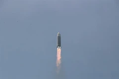 Vụ phóng tên lửa đạn đạo liên lục địa tại địa điểm không xác định ở Triều Tiên ngày 24/3/2022. (Ảnh: AFP/TTXVN) 