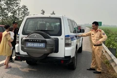 Cảnh sát Giao thông đưa trẻ nhỏ về trạm dừng nghỉ.