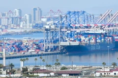 Hoạt động tại cảng hàng hóa Long Beach ở California, Mỹ. (Ảnh: AFP/TTXVN)