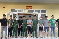 Nhóm đối tượng xuất cảnh trái phép sang Lào bị bắt quả tang tại Hướng Hóa, Quảng Trị. (Nguồn: Báo Lao động)