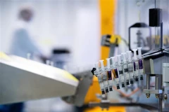 Nghiên cứu vắcxin phòng COVID-19 tại trung tâm phân phối của tập đoàn dược phẩm Sanofi ở Val de Reuil, Pháp, ngày 10/7/2020. (Nguồn: AFP/TTXVN) 