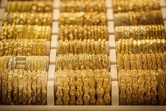 Trang sức vàng được bày bán tại tiệm kim hoàn ở Khartoum, Sudan. (Ảnh: AFP/TTXVN)