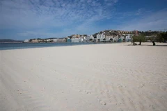 Một bãi biển vắng khách du lịch do dịch COVID-19 tại Calvia, Tây Ban Nha ngày 12/4/2020. (Nguồn: AFP/TTXVN) 