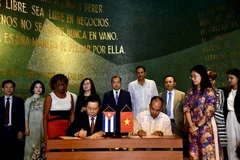Ông Nguyễn Trọng Nghĩa và ông Rogelio Polanco Fuentes, Bí thư Trung ương Đảng, Trưởng Ban Tư tưởng Trung ương Đảng Cộng sản Cuba ký Thỏa thuận đẩy mạnh hợp tác giữa Ban Tuyên giáo Trung ương và Ban Tư tưởng Trung ương Đảng Cộng sản Cuba. (Ảnh: Mai Phương/