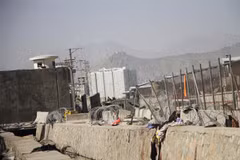 Hiện trường vụ đánh bom liều chết gần sân bay Kabul, Afghanistan, ngày 27/8/2021. (Ảnh: THX/TTXVN) 