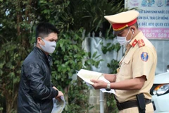 Lực lượng Cảnh sát giao thông tỉnh Đắk Lắk kiểm tra hành chính người điều khiên phương tiện tham gia giao thông trên quốc lộ 26, đoạn qua huyện Krông Pắc. (Ảnh: Tuấn Anh/TTXVN) 