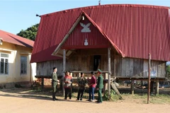 Chính quyền huyện Mang Yang đến thăm, động viên, chúc Tết các đối tượng theo tà đạo Hà Mòn tại làng Kret Krot đã được cảm hóa, trở về địa phương. (Ảnh: Hồng Điệp/TTXVN) 